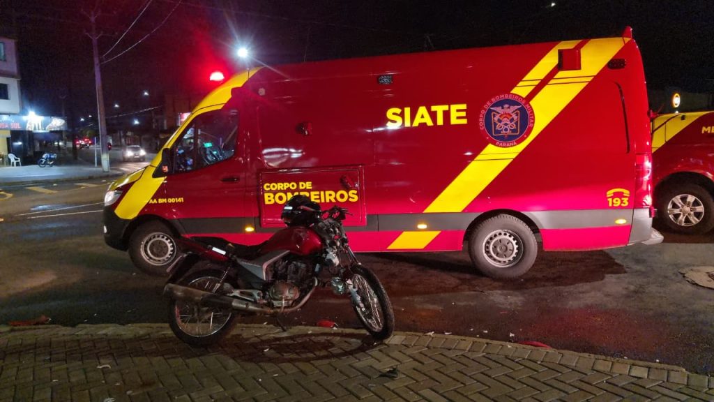 Motociclista fica ferido após bater contra canteiro e placa no Bairro Universitário