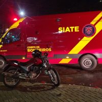 Imagem referente a Motociclista fica ferido após bater contra canteiro e placa no Bairro Universitário