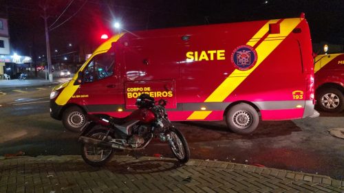 Motociclista fica ferido após bater contra canteiro e placa no Bairro Universitário
