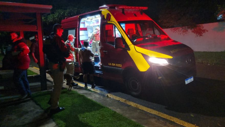 Briga de casal termina com ambos esfaqueados na Rua Nereu Ramos em Cascavel
