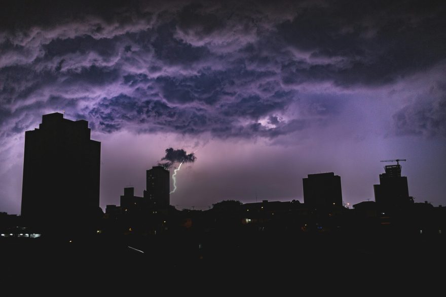Frente fria provoca chuva forte e queda nas temperaturas no Paraná neste sábado, alerta Simepar