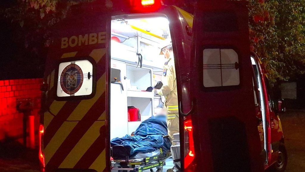 Idoso é socorrido pelo Siate após queda no Bairro Floresta Idoso é socorrido pelo Siate após queda no Bairro Floresta