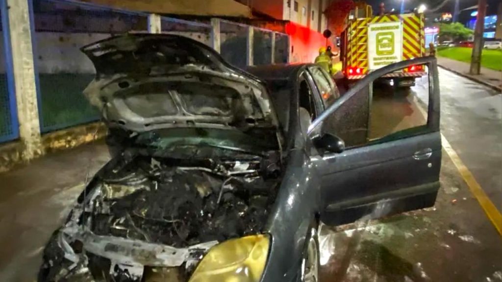 Motorista percebe cheiro de gasolina antes de carro ser tomado pelas chamas Motorista percebe cheiro de gasolina antes de carro ser tomado pelas chamas