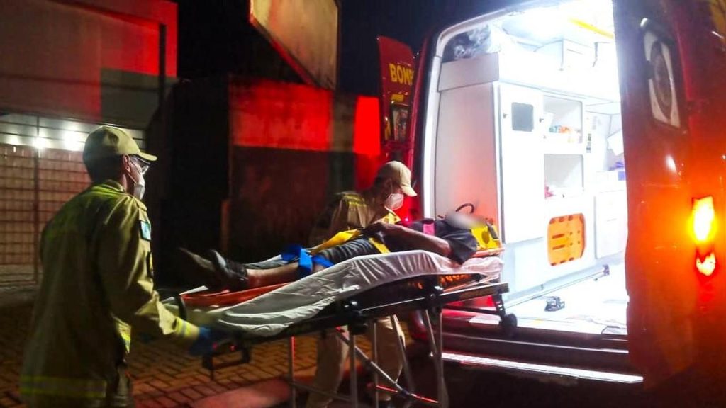 Moto sem placa se envolve em batida no cruzamento das ruas Manaus e Visconde do Rio Branco Moto sem placa se envolve em batida no cruzamento das ruas Manaus e Visconde do Rio Branco