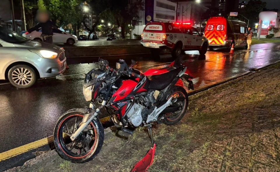 Motociclista fica gravemente ferido ao “decolar” sobre canteiro em acidente no Batel