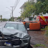 Imagem referente a Kwid tomba após forte colisão com Montana no bairro Neva
