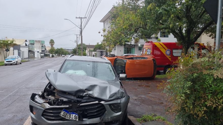 Kwid tomba após forte colisão com Montana no bairro Neva
