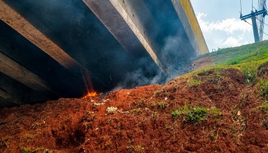 Imagem referente a Viaduto da Carelli pega fogo em Cascavel; entenda o que aconteceu