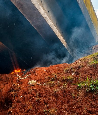 Imagem referente a Viaduto da Carelli pega fogo em Cascavel; entenda o que aconteceu