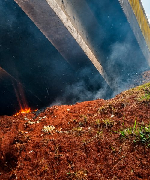 Imagem referente a Viaduto da Carelli pega fogo em Cascavel; entenda o que aconteceu