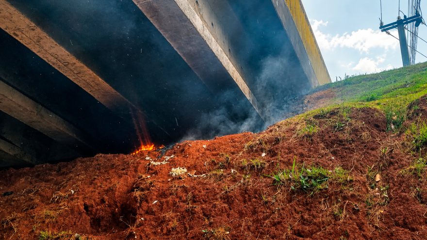 Viaduto da Carelli pega fogo em Cascavel; entenda o que aconteceu