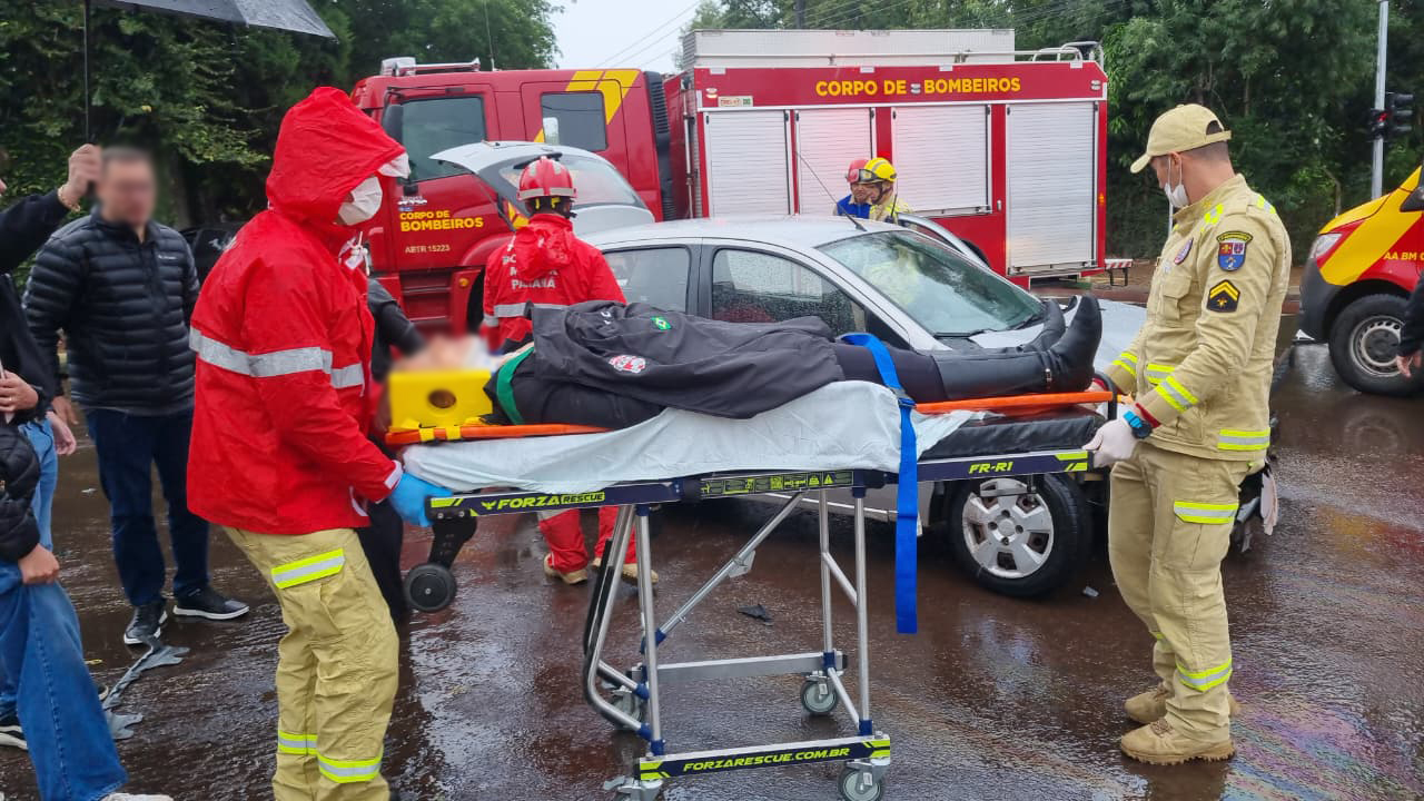 Imagem referente a Mulher é socorrida após acidente entre Fiesta e Pulse Abarth no Centro de Cascavel