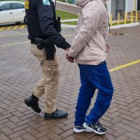 Imagem referente a Arma de fogo e carro furtado: Homem é preso pela PM em Cascavel