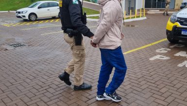 Imagem referente a Arma de fogo e carro furtado: Homem é preso pela PM em Cascavel