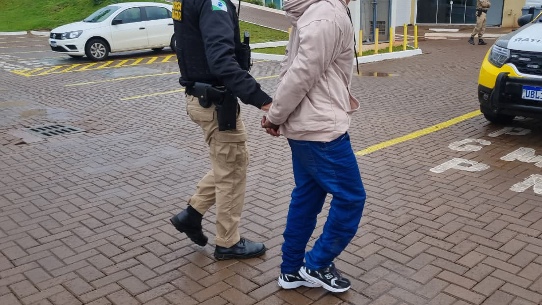 Imagem referente a Arma de fogo e carro furtado: Homem é preso pela PM em Cascavel