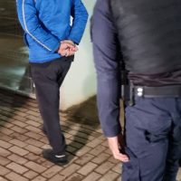 Imagem referente a Presentão de Dia das Mães: filho é preso após quebrar porta da casa