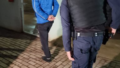 Imagem referente a Presentão de Dia das Mães: filho é preso após quebrar porta da casa