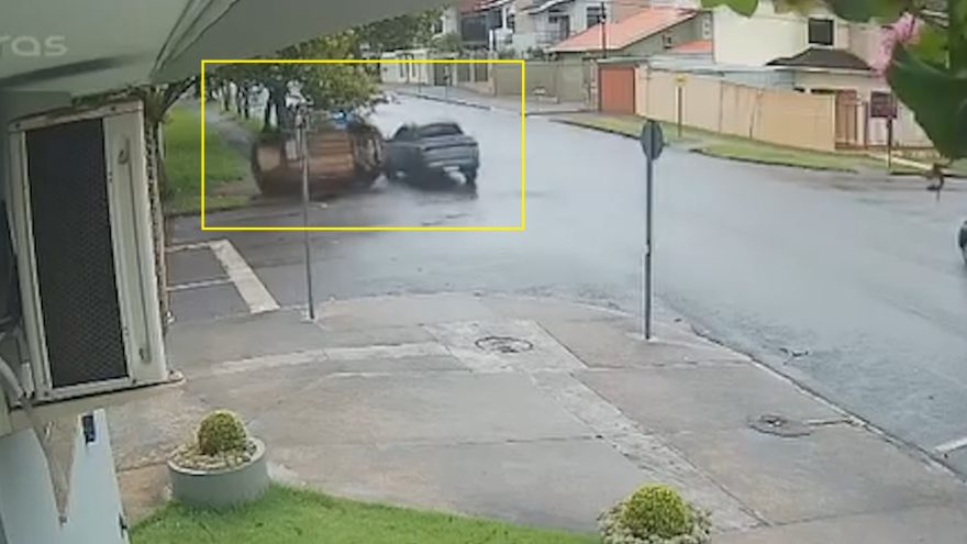 Veja como Kwid tombou após acidente com Montana em Cascavel
