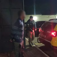 Imagem referente a Haitiano é preso pela PM após agredir companheira com socos no rosto em Cascavel