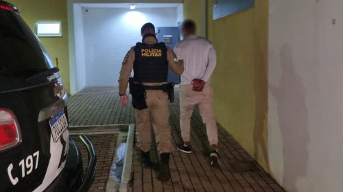 Venezuelano é preso por violência doméstica no Bairro Santa Felicidade, em Cascavel Imagem referente a Venezuelano é preso por violência doméstica no Bairro Santa Felicidade, em Cascavel