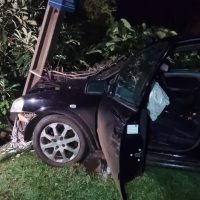 Imagem referente a Carro bate contra poste e deixa parte de bairro sem luz em Cascavel
