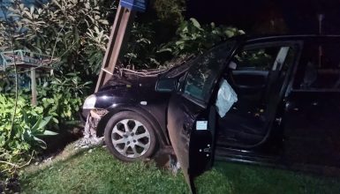 Imagem referente a Carro bate contra poste e deixa parte de bairro sem luz em Cascavel