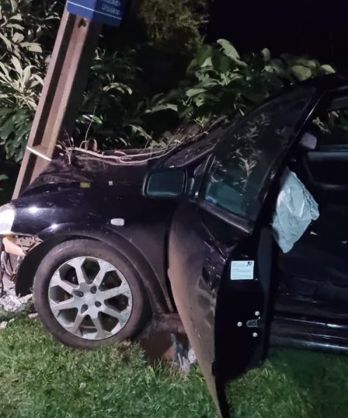 Imagem referente a Carro bate contra poste e deixa parte de bairro sem luz em Cascavel