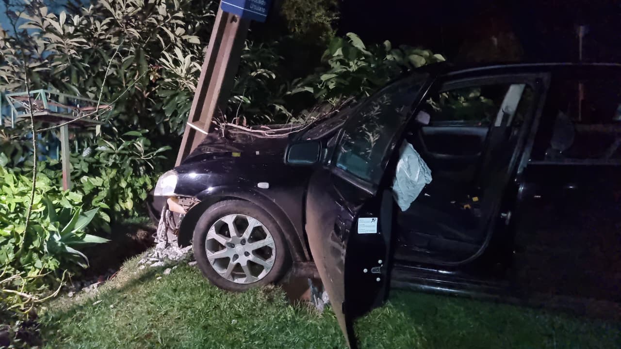 Imagem referente a Carro bate contra poste e deixa parte de bairro sem luz em Cascavel