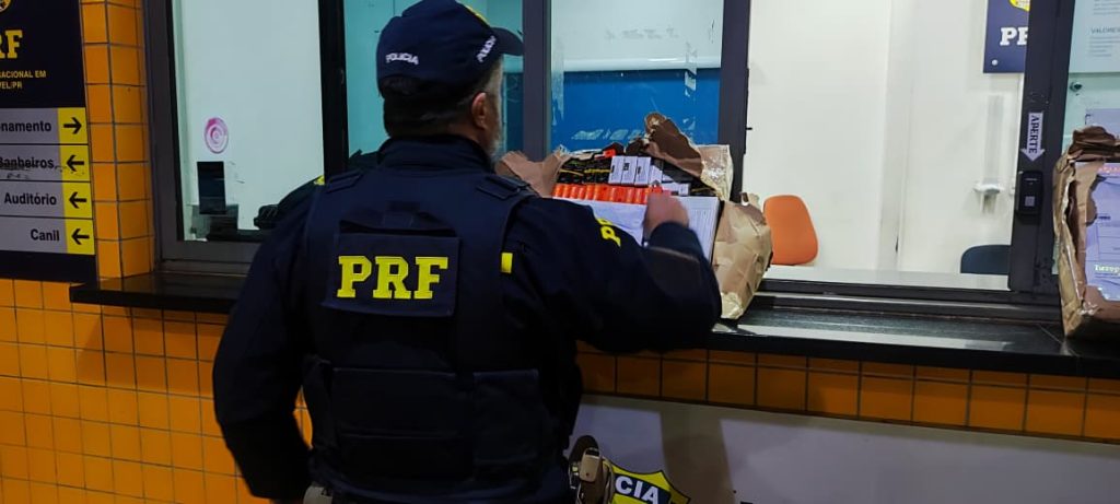 PRF apreende carga milionária de cigarros eletrônicos e medicamentos em Cascavel