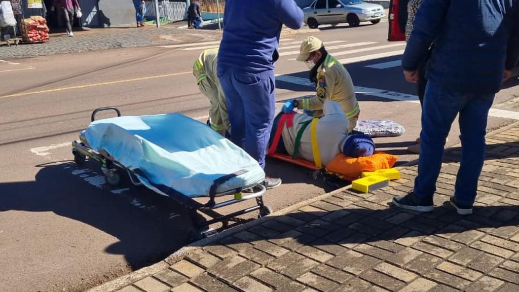 Homem sofre queda ao tentar atravessar a Avenida Papagaios
