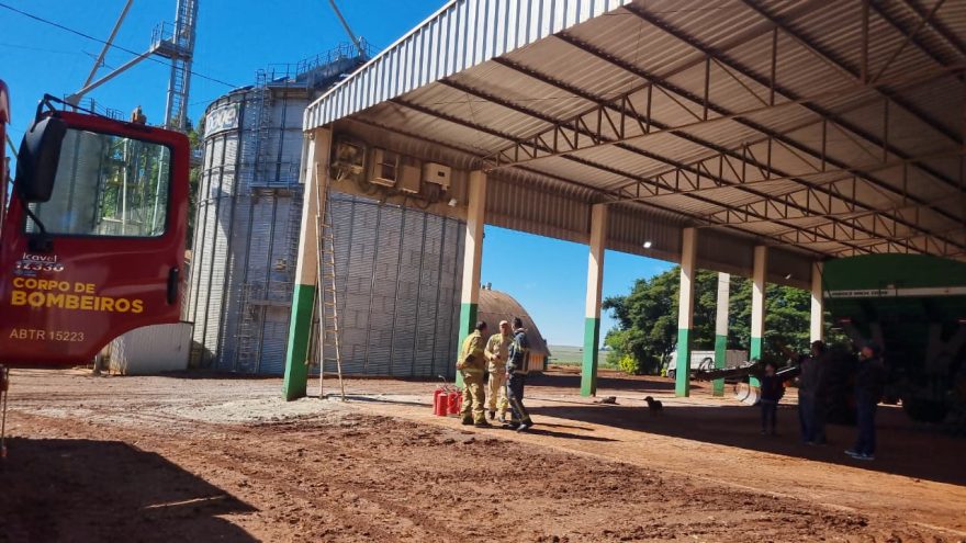 Curto-circuito em sistema de energia solar mobiliza Bombeiros em barracão no Espigão Azul