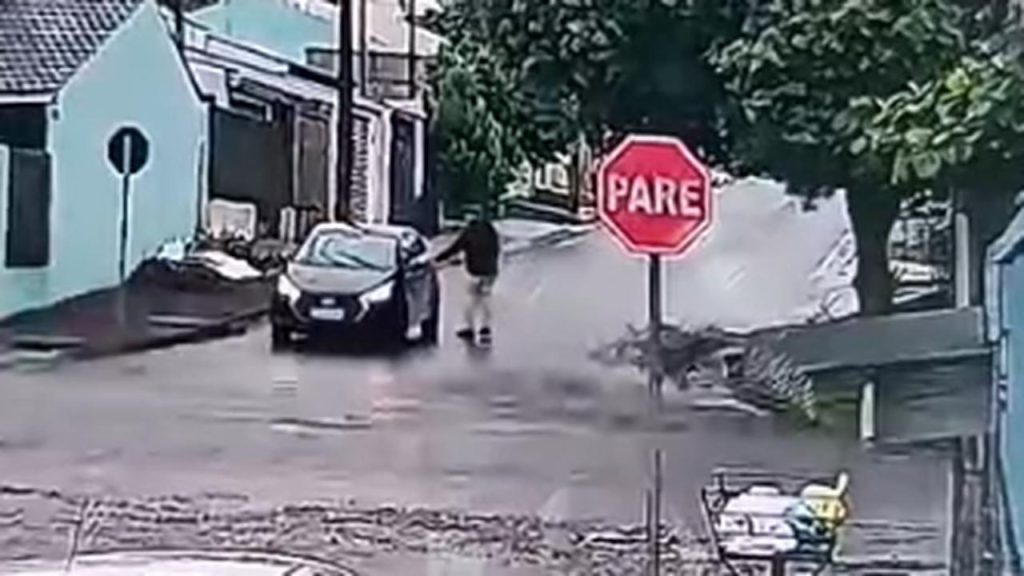 Câmera flagra Matheus Cordeiro dos Passos entrando em carro preto antes de desaparecer