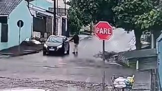 Câmera flagra Matheus Cordeiro dos Passos entrando em carro preto antes de desaparecer