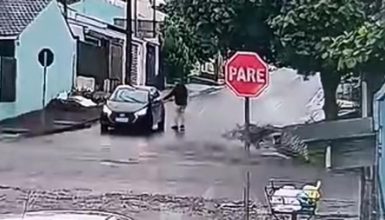 Imagem referente a Câmera flagra Matheus Cordeiro dos Passos entrando em carro preto antes de desaparecer