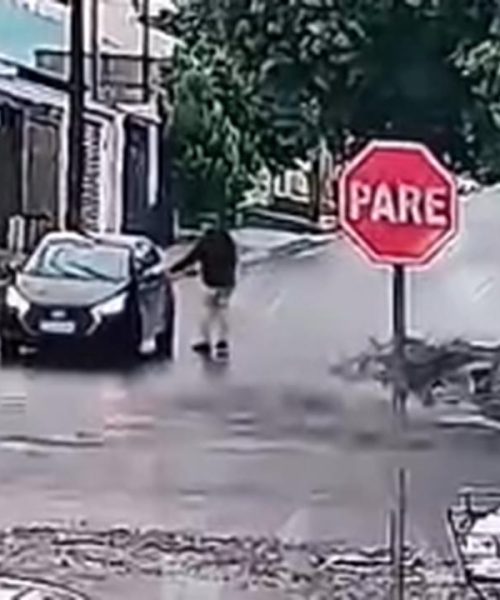 Imagem referente a Câmera flagra Matheus Cordeiro dos Passos entrando em carro preto antes de desaparecer