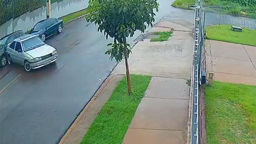 Internauta procura por motorista que colidiu contra carro estacionado na Rua Mariscal