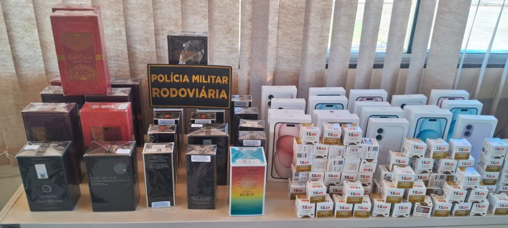 Morador de Cascavel é preso com celulares, perfumes e medicamentos durante fiscalização na PR-180