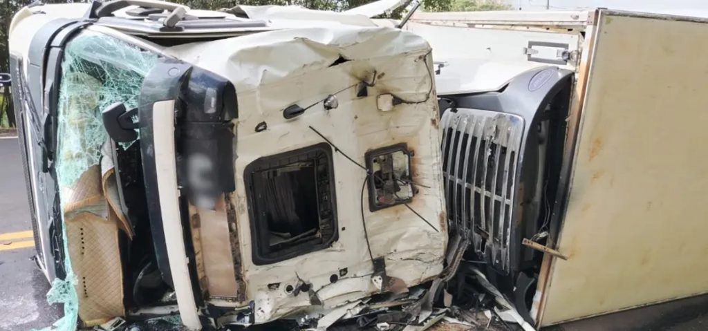 Caminhão carregado de bananas tomba na PRC-280 e deixa motorista ferido
