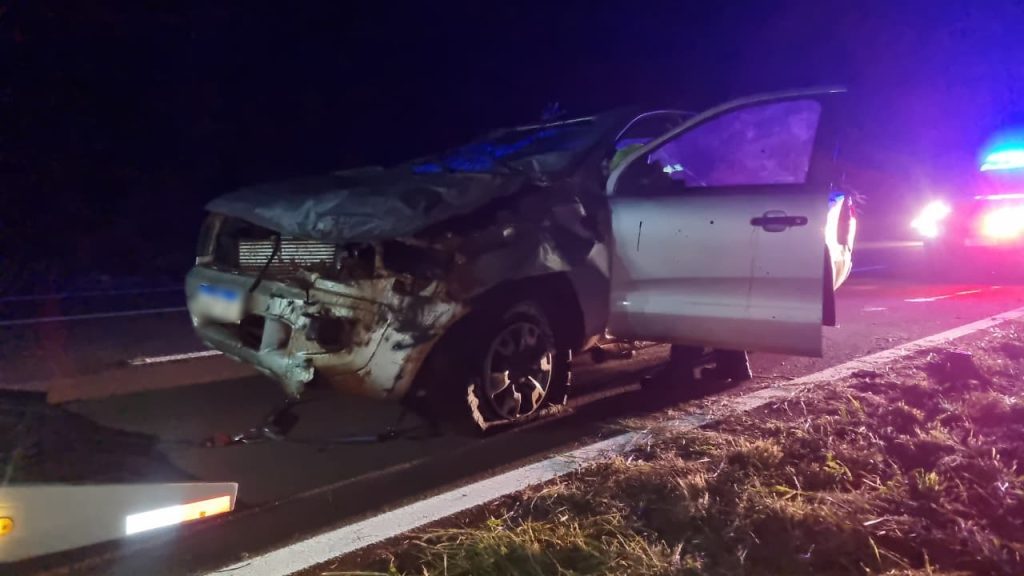 Caminhonete capota após saída de pista na BR-163