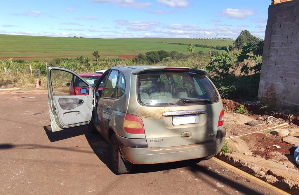 Homem com mandado de prisão é detido com carro furtado no bairro Cascavel Velho
