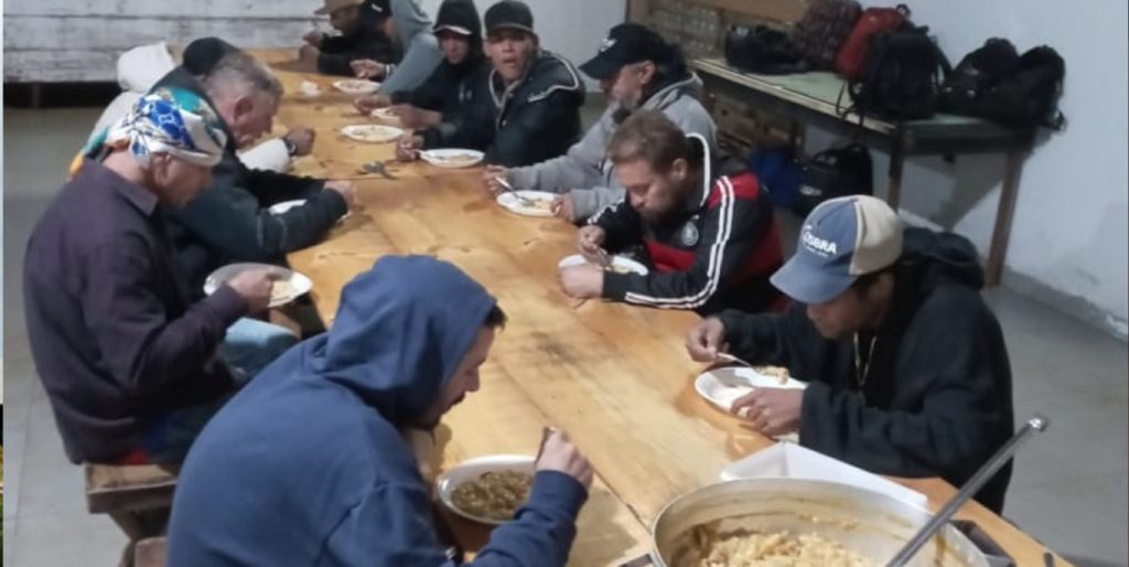 Frio aumenta procura por abrigo e Lar Esperança amplia vagas para acolhimento em Foz