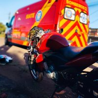 Imagem referente a Motociclista tem fratura na mão após colisão com carro na Avenida das Torres