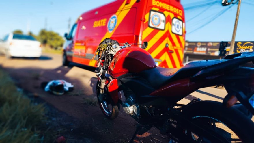 Motociclista tem fratura na mão após colisão com carro na Avenida das Torres
