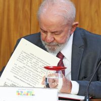 Imagem referente a Lula veta lei que reconhece estágio como experiência profissional