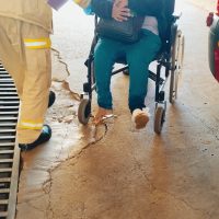 Box do banheiro estilhaça e mulher se fere com cacos de vidro Imagem referente a Box do banheiro estilhaça e mulher se fere com cacos de vidro