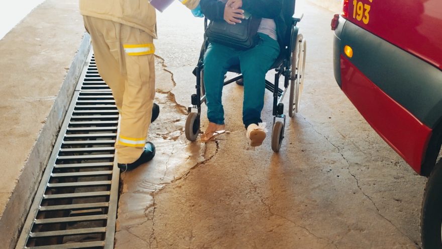 Box do banheiro estilhaça e mulher se fere com cacos de vidro