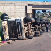 Caminhão tomba na alça que dá acesso à BR-369, no Trevo Cataratas Imagem referente a Caminhão tomba na alça que dá acesso à BR-369, no Trevo Cataratas