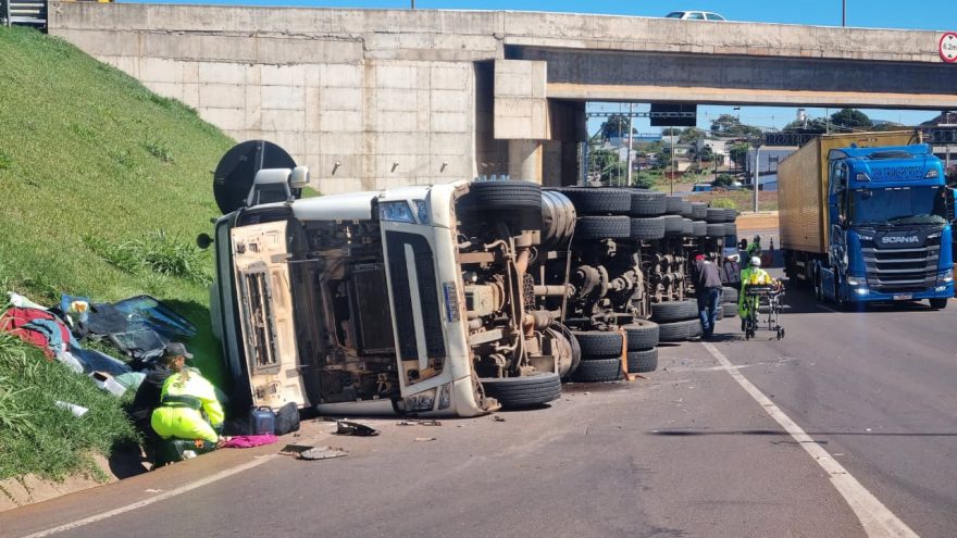 Caminhão tomba na alça que dá acesso à BR-369, no Trevo Cataratas