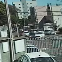 Na faixa do meio, motorista bate com carro ao realizar conversão à direita Imagem referente a Na faixa do meio, motorista bate com carro ao realizar conversão à direita