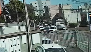 Imagem referente a Na faixa do meio, motorista bate com carro ao realizar conversão à direita